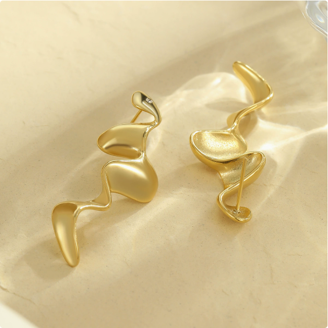 Personalized Simple Golden Earrings Irregular Asymmetric 18K Geometric Abstract Retro Snake Shaped Earrings Snake Year
