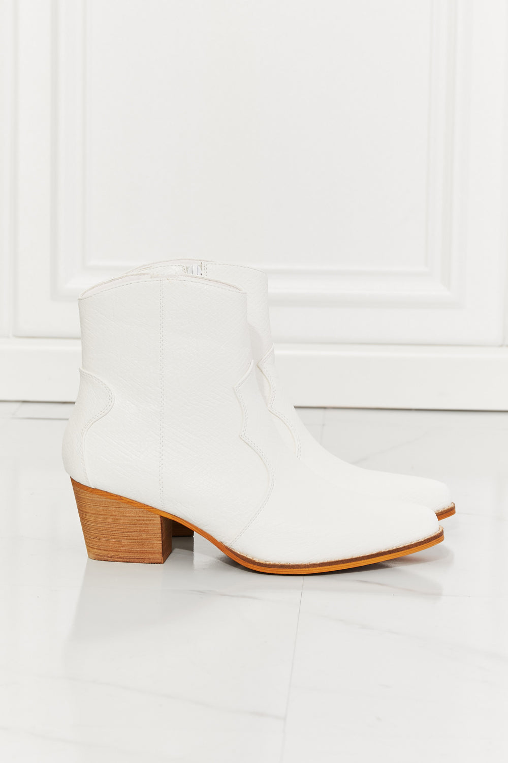 MMShoes Watertower Town Faux Leather Western Ankle Boots in White himalipasal