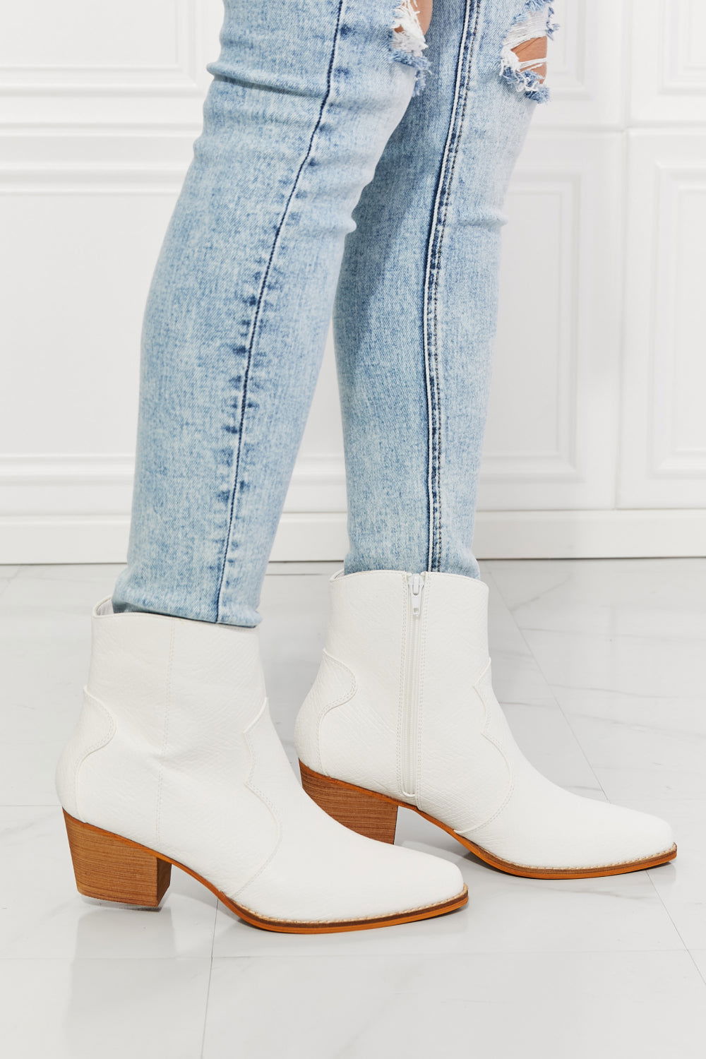 MMShoes Watertower Town Faux Leather Western Ankle Boots in White himalipasal