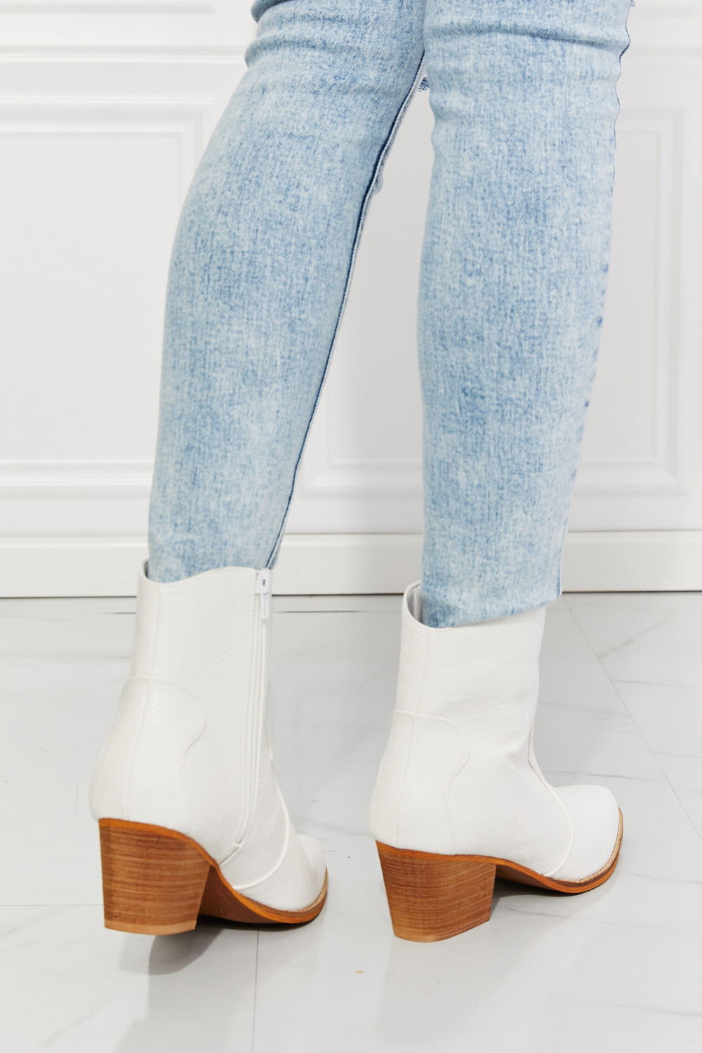 MMShoes Watertower Town Faux Leather Western Ankle Boots in White himalipasal