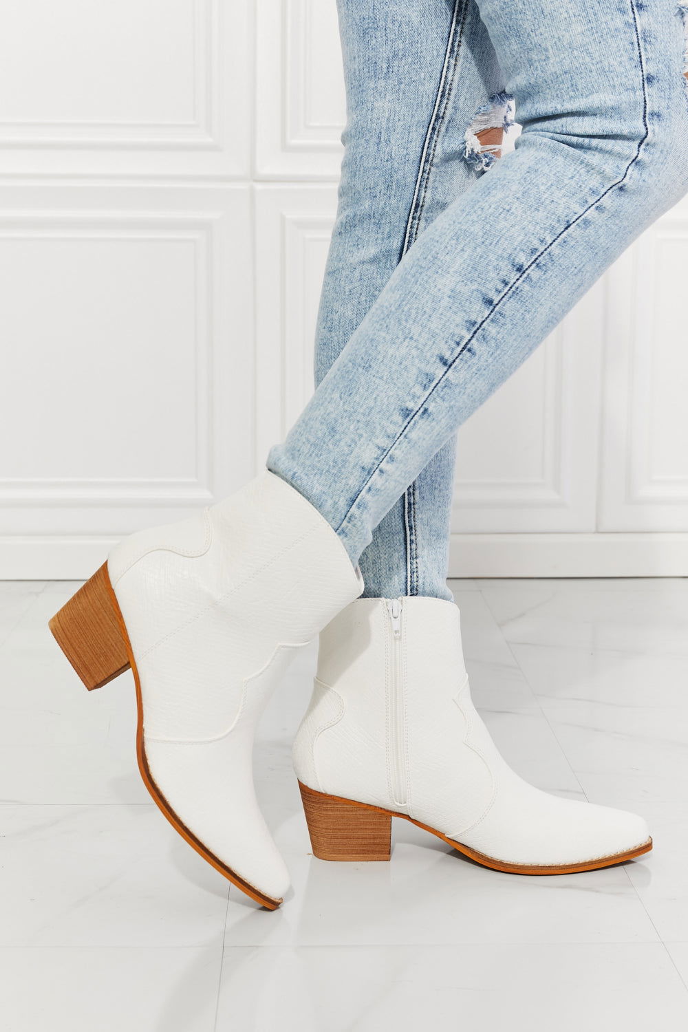 MMShoes Watertower Town Faux Leather Western Ankle Boots in White himalipasal